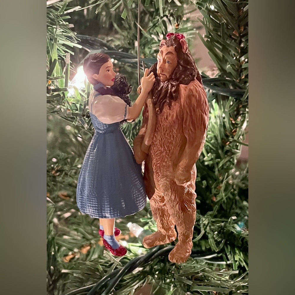 Hallmark Ornament “Dorothy and Cowardly Lion” Wizard of Oz Ornament - Picture 2 of 9